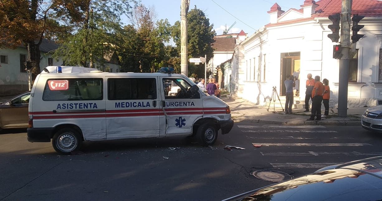 В центре Кишинева скорая помощь столкнулась с автобусом