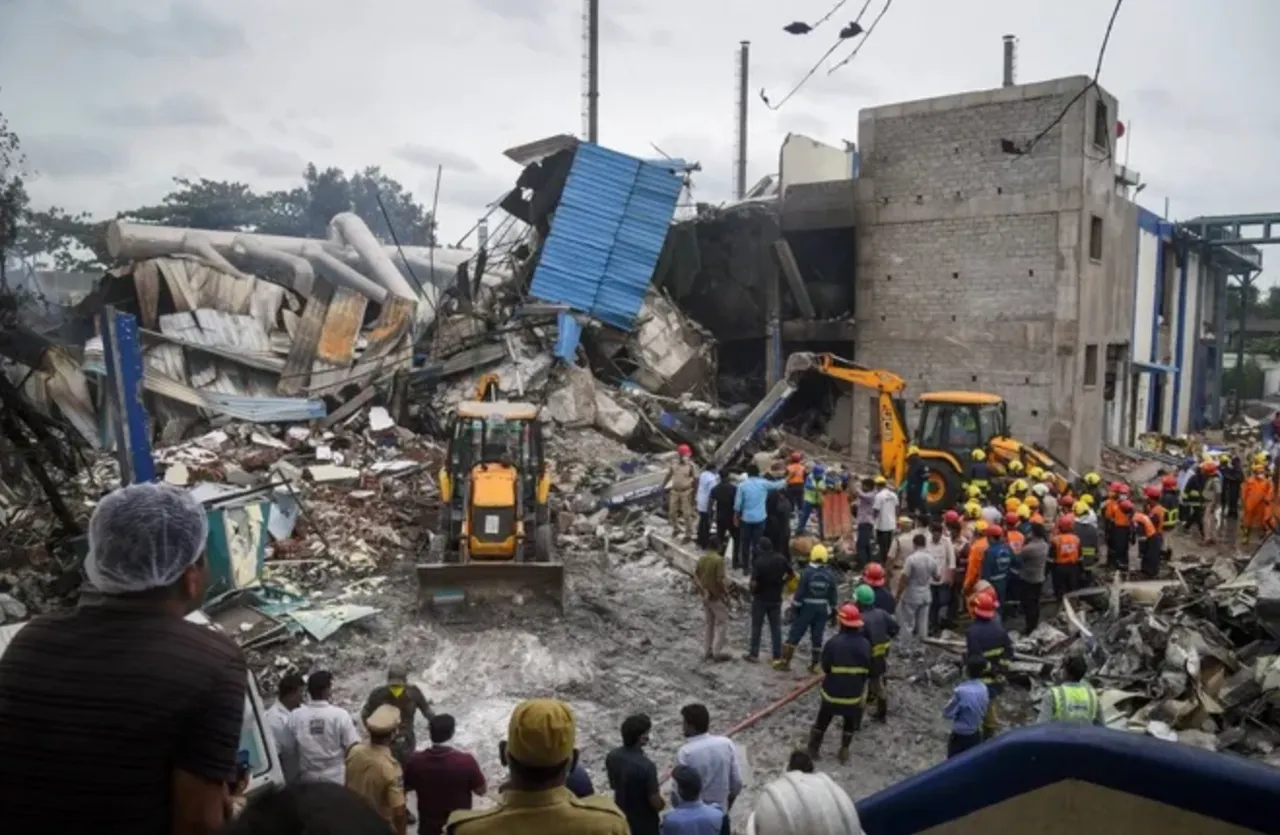 Catastrofă în India: O explozie a distrus complet o fabrică. Zeci de persoane au murit
