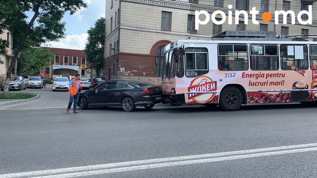 На проспекте Негруцци вновь произошла авария с участием троллейбуса