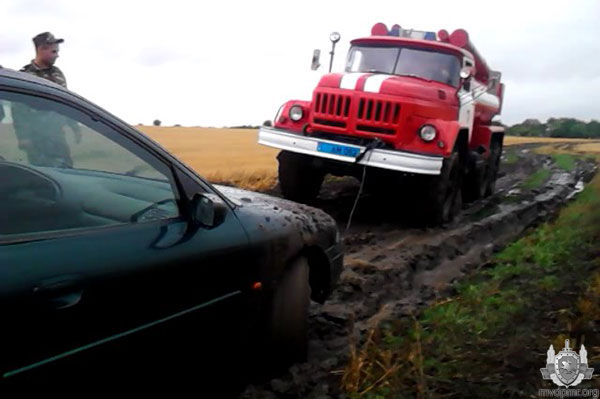 В Приднестровье автомобиль увяз в грязи на проселочной дороге