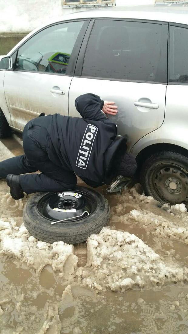 O polițistă, într-o ipostază mai puţin obişnuită. Cum a fost surprinsă