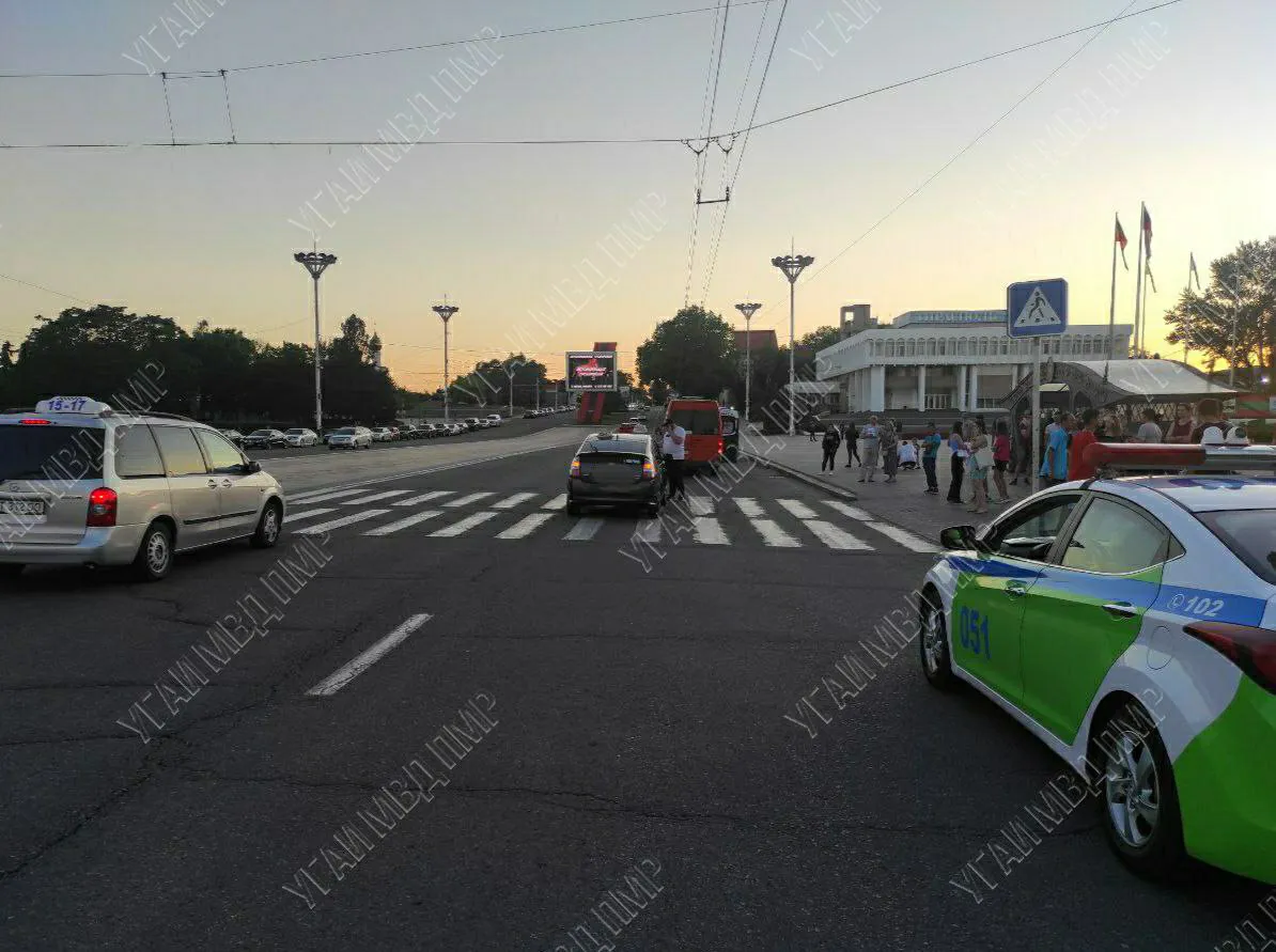 В Тирасполе такси сбило девушку на электросамокате