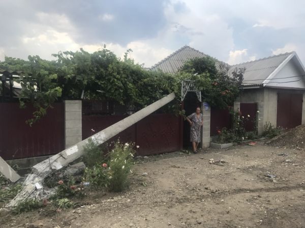 В Комрате BMW снес столб и врезался в курятник: трое человек пострадали