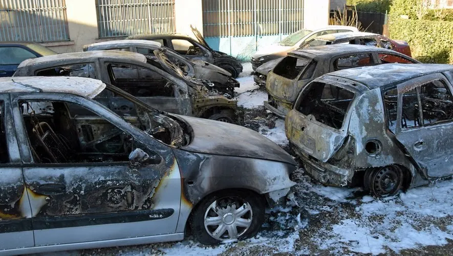 Во Франции в новогоднюю ночь сожгли почти тысячу автомобилей