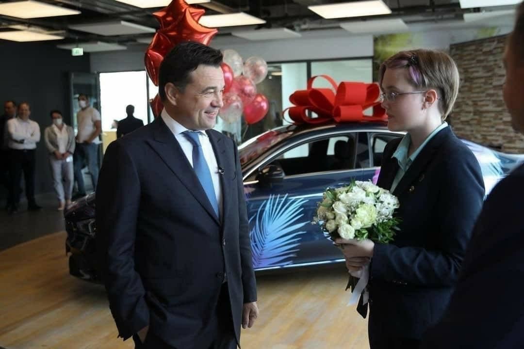 Школьнице из Подмосковья подарили Mercedes за победу на олимпиаде