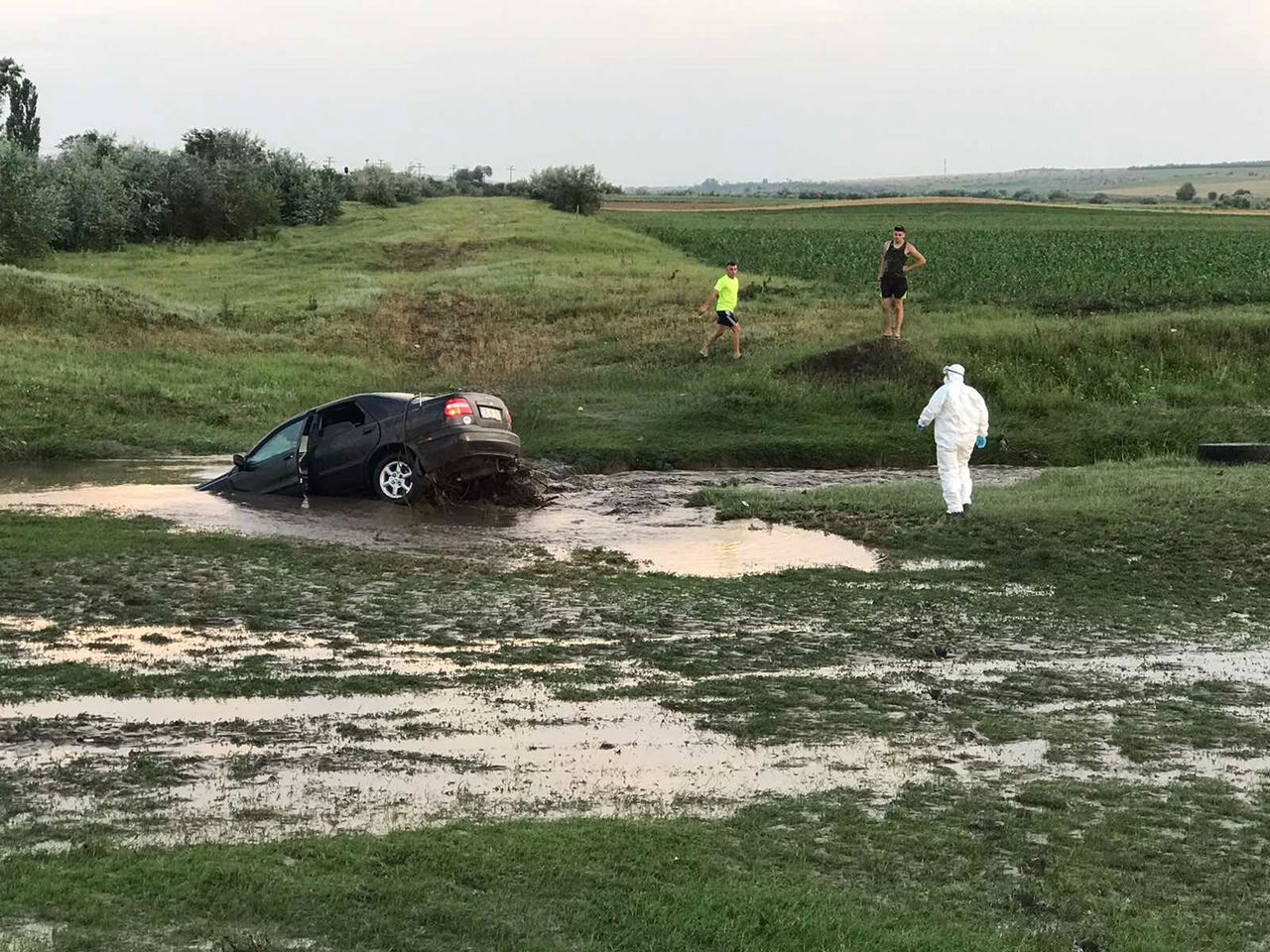 Последствия ливня в Вулканештах: спасатели вызволили автомобиль из болота