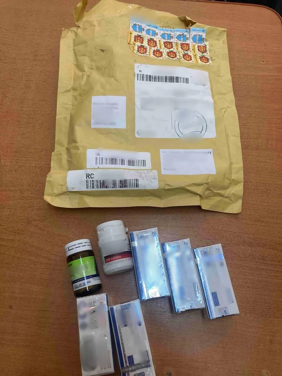 Mai multe colete cu anabolizante, depistate de vameși