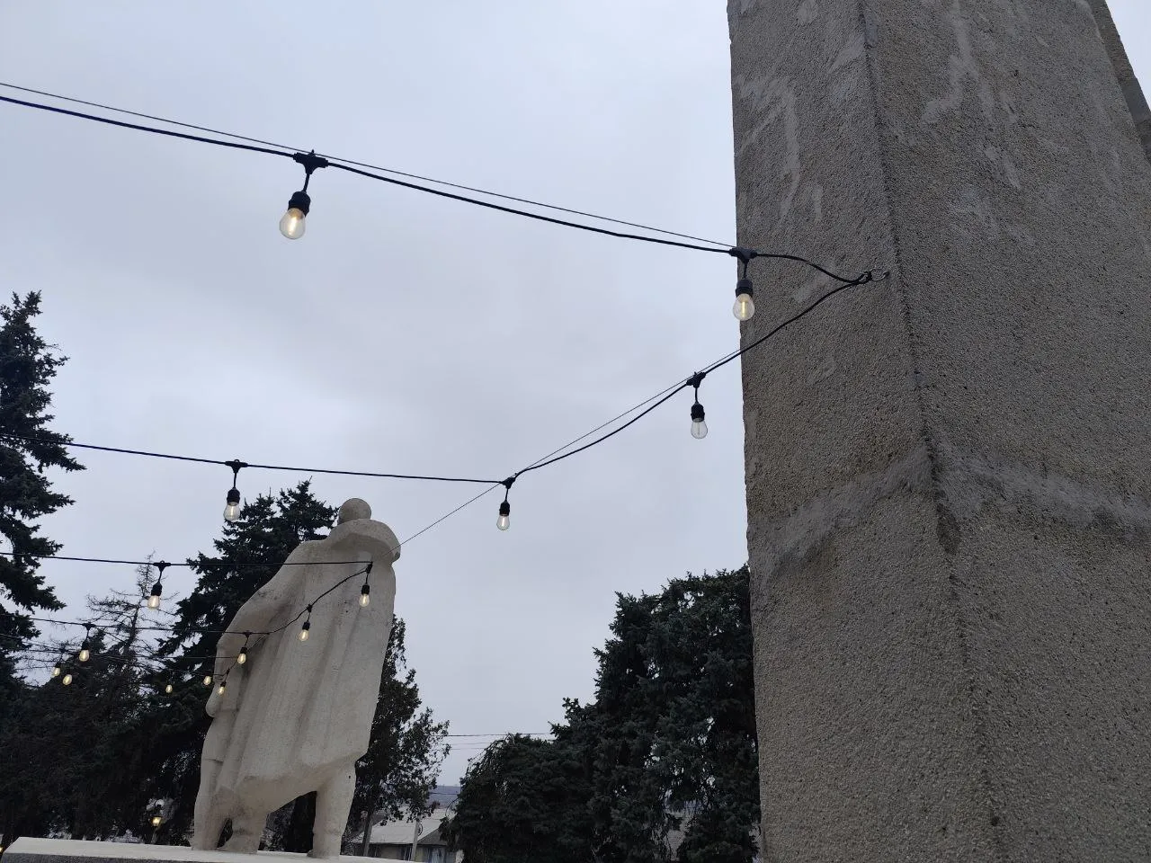 В Пересечино памятник солдатам, погибшим в ВОВ, сделали частью кофейни