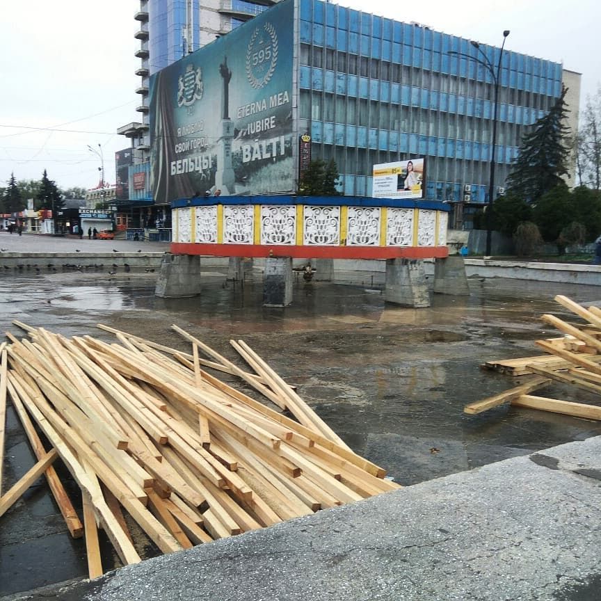 В Бельцах начали ремонтировать фонтан