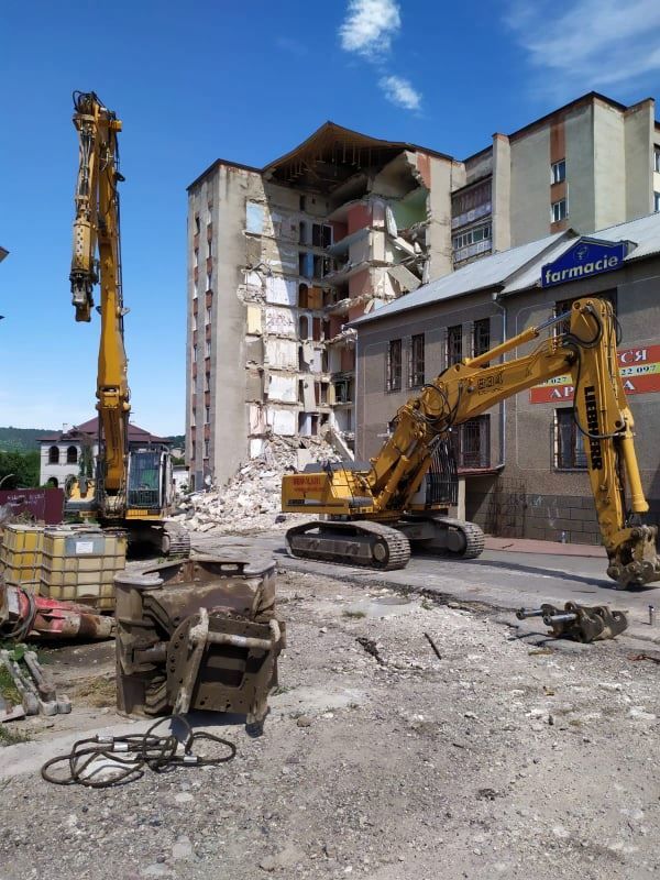 ГИЧС устанавливает технику для сноса поврежденного здания в Атаках