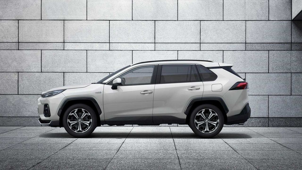 Гибридная Toyota RAV4 превратилась в кроссовер Suzuki