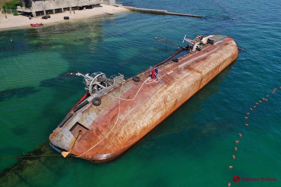 Мэр Одессы вместе с водолазами обследовал затонувшую часть судна Delfi