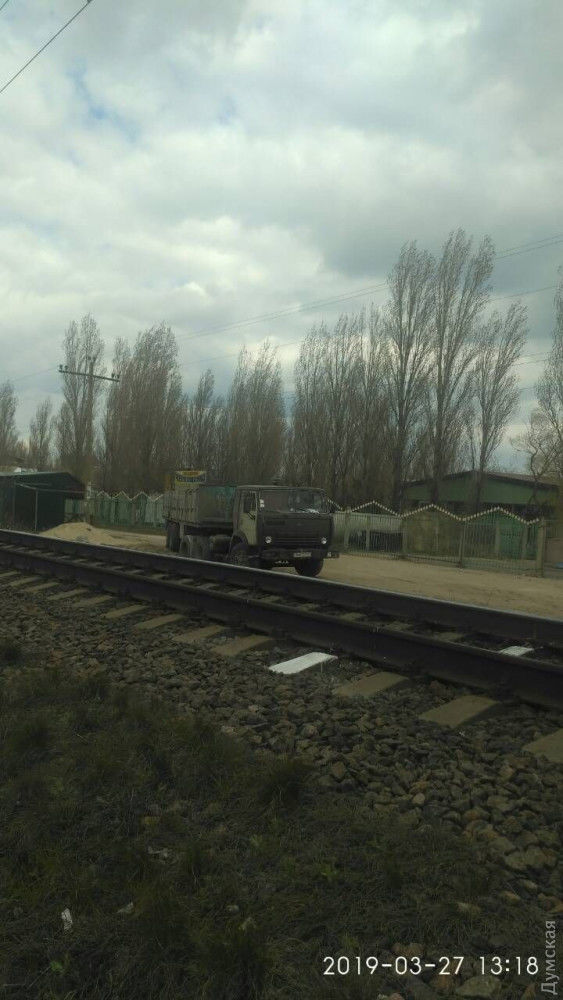 В Затоке продолжают застраивать побережье: КамАзы подвозят арматуру и щебень
