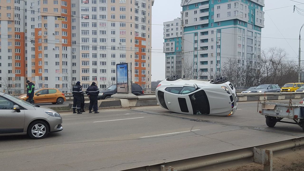 Девушка за рулем люксового автомобиля перевернулась на виадуке