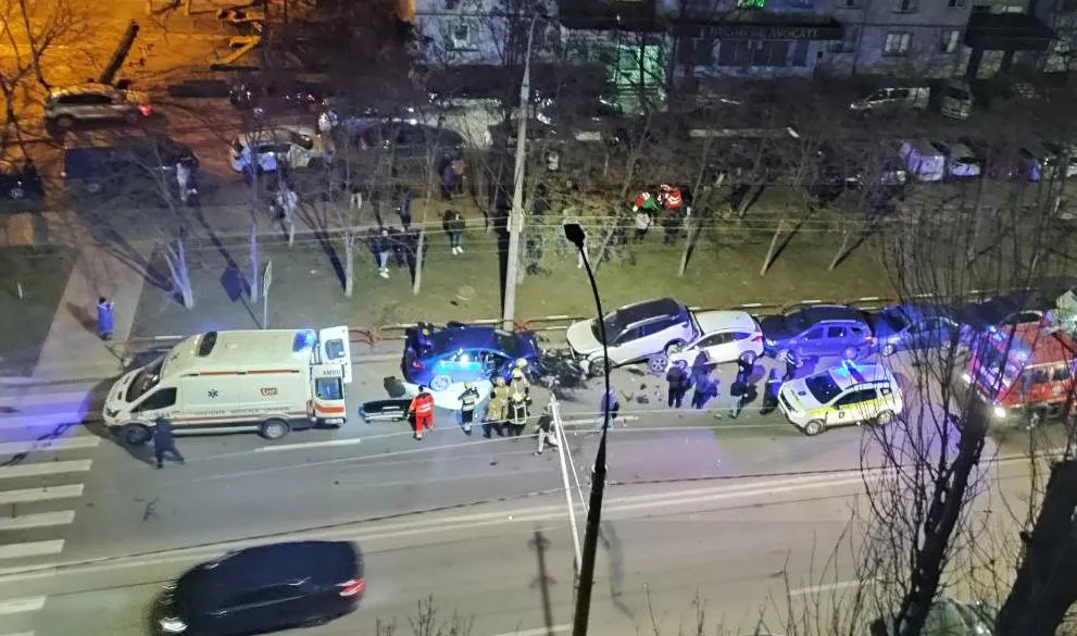 Accident grav în Capitală cu implicarea a șapte mașini: O femeie a ajuns la spital