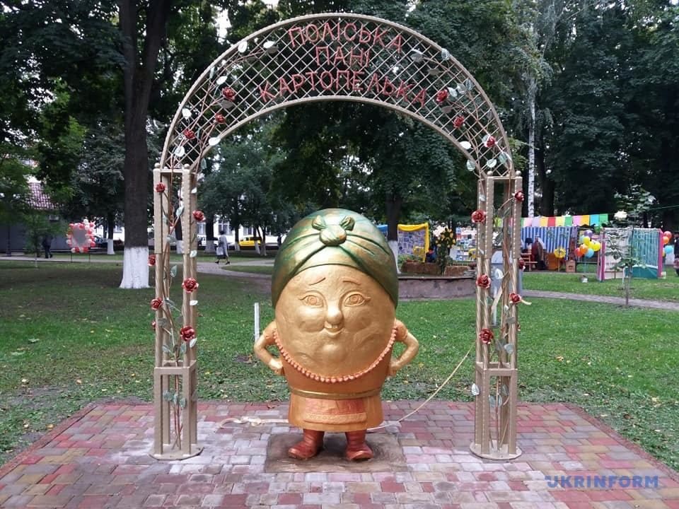 Памятник картошке установили в центре украинского города
