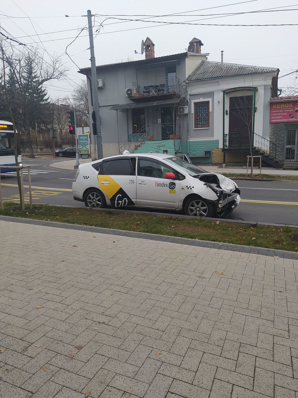 В Кишиневе пассажир такси пострадал в ДТП: потребовалась помощь пожарных