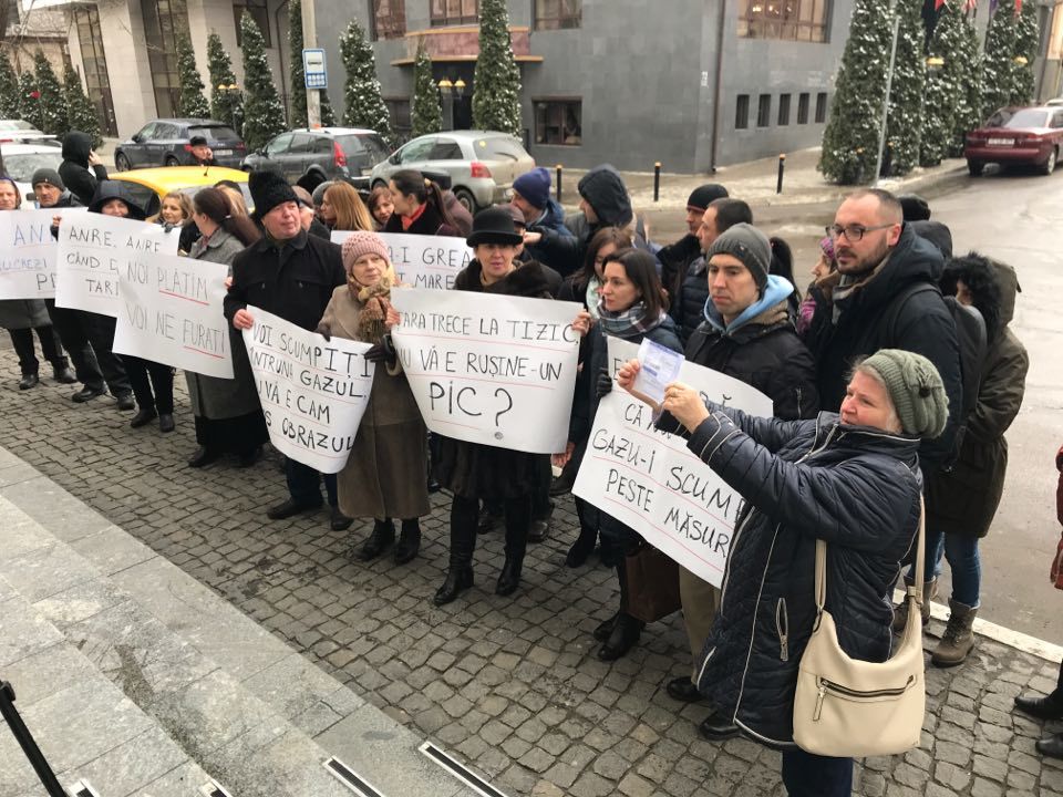 PAS провела флешмоб перед НАРЭ с требованием снизить тарифы на газ