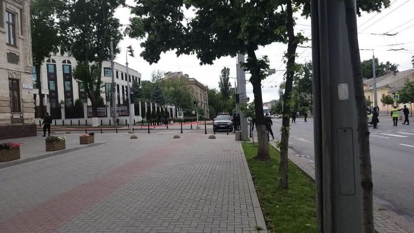 Сообщение о бомбе в посольстве России в Молдове оказалось ложным