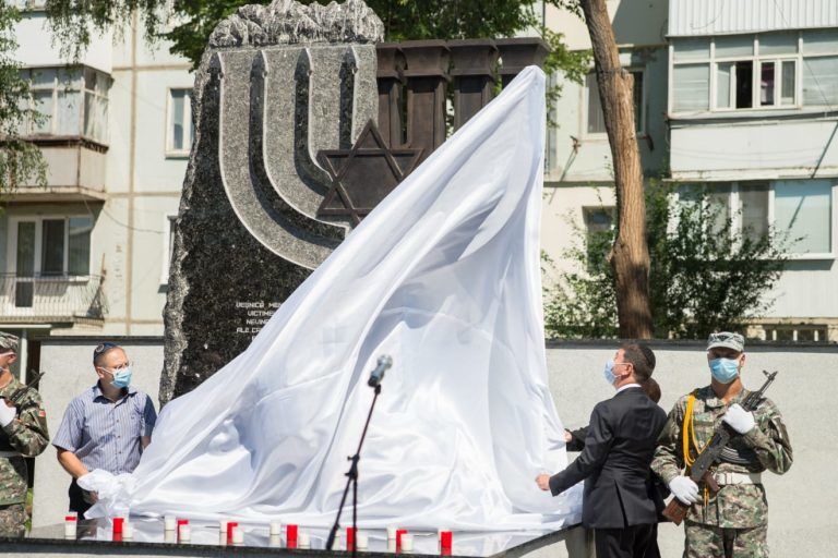 В Кагуле открыли памятник жертвам Холокоста на месте гетто