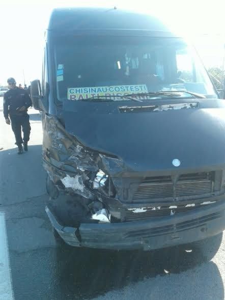 В ДТП с пассажирским микроавтобусом пострадал молодой человек