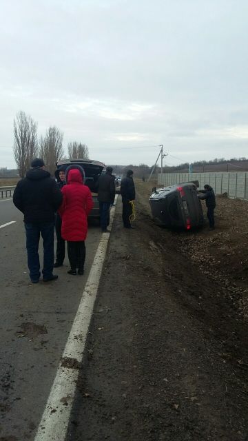 A tras o sperietură soră cu moartea: Un şofer s-a răsturnat cu maşina într-un şanţ