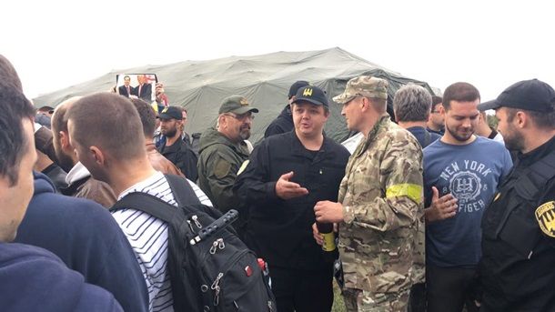 Саакашвили на границе встречают палатки и батальон "Донбасс"