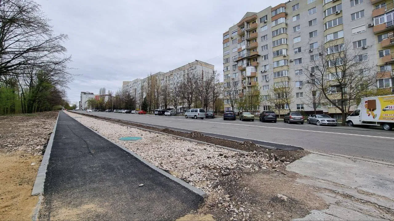 На аллее на ул. М. Садовяну укладывается плитка