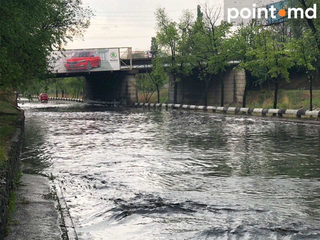 Улицу Албишоара затопило после проливного дождя: движение перекрыто