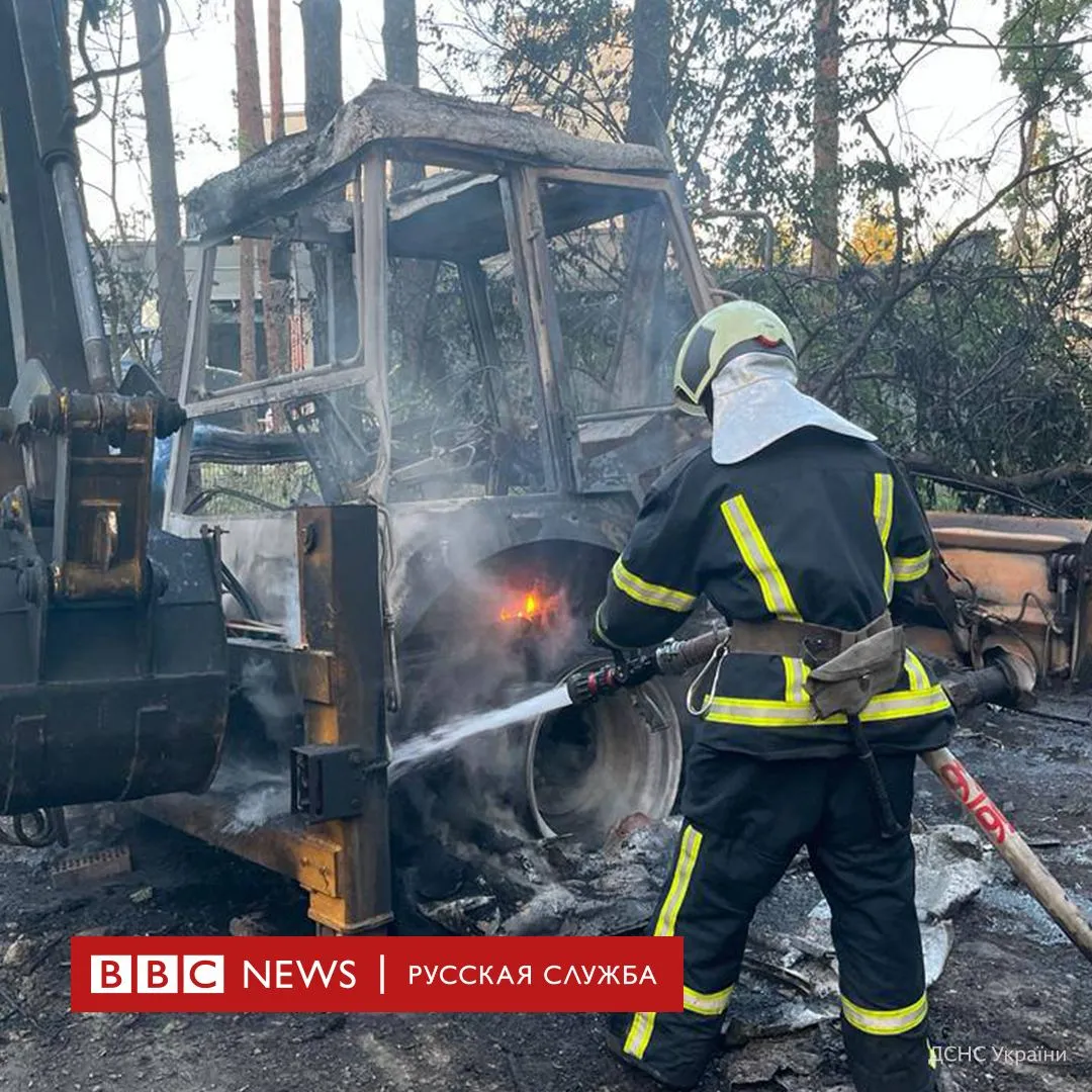 Появились фото последствий падения обломков ракеты в Киевской области