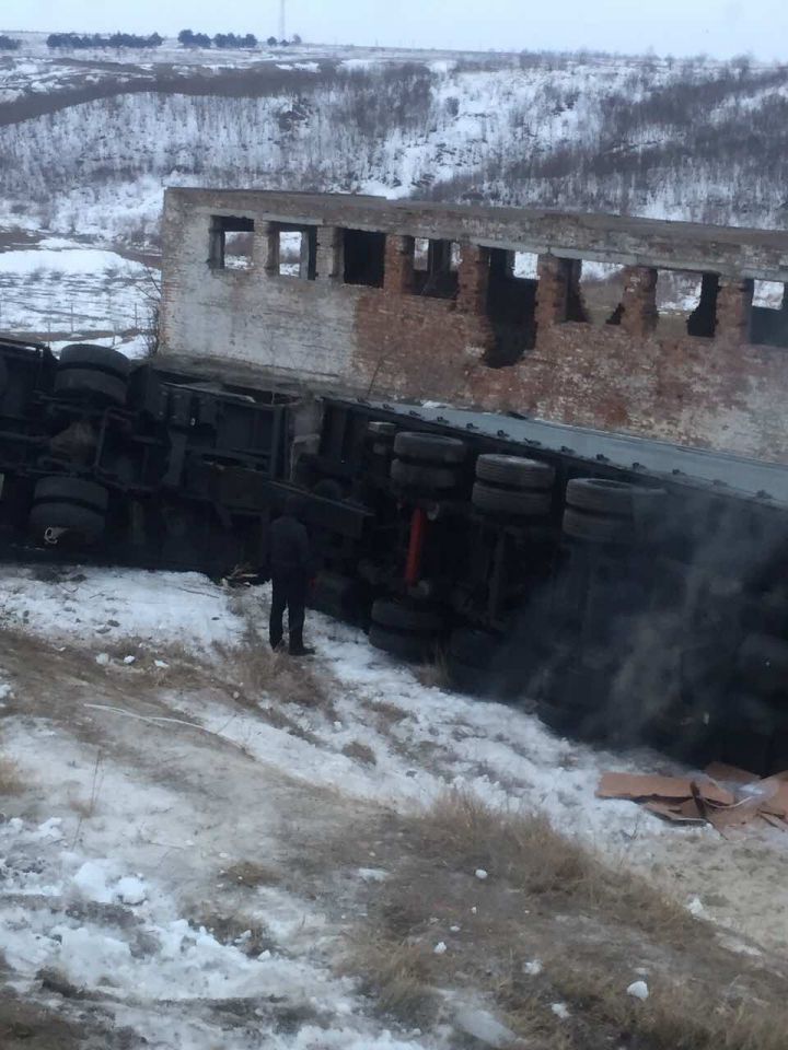 В Кагульском районе перевернулся грузовик