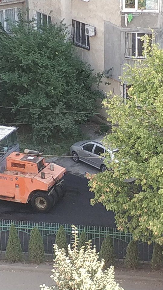 В Кишиневе дороги асфальтируют вокруг припаркованных автомобилей