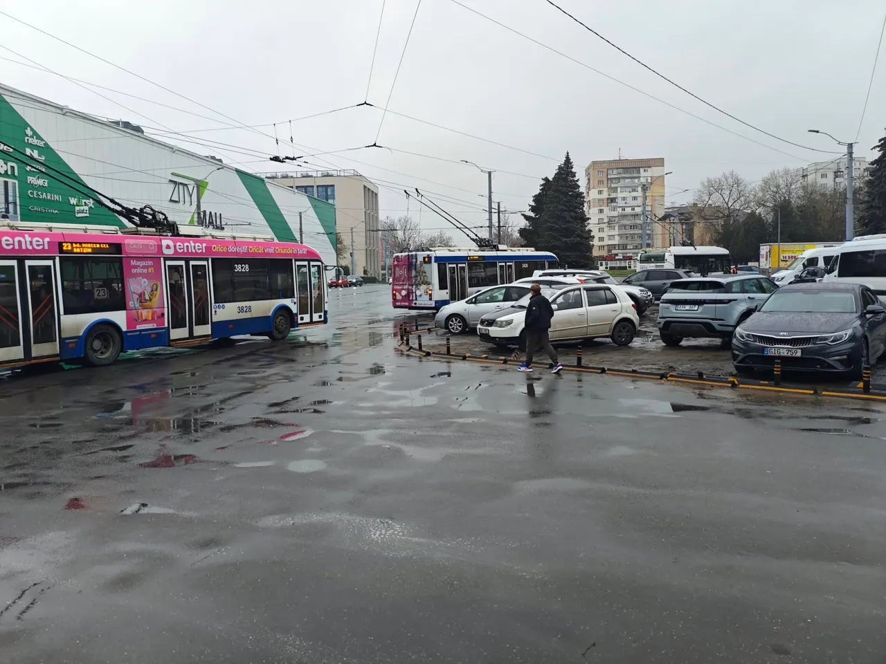 В Кишиневе встали троллейбусы из-за автохама на BMW