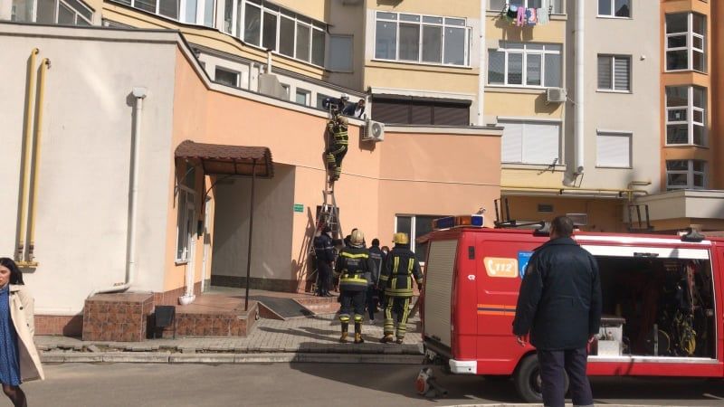 В Кишиневе 2-летний ребенок упал с 9-го этажа: малыш погиб