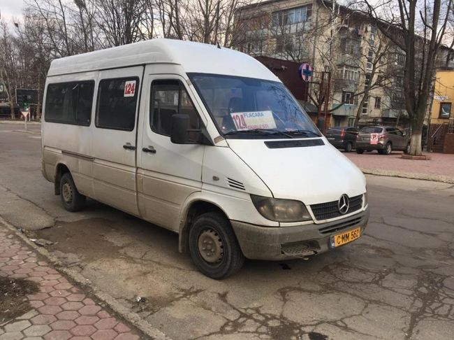 Panică în Capitală: Un microbuz a luat foc