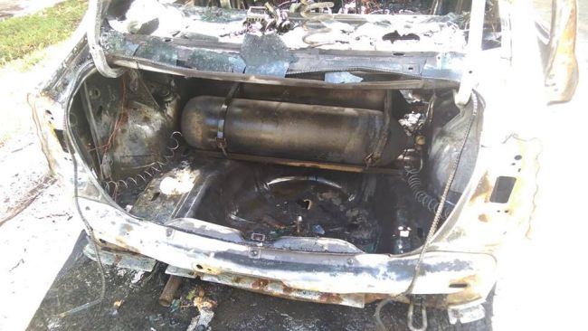 На одной из столичных улиц загорелся автомобиль
