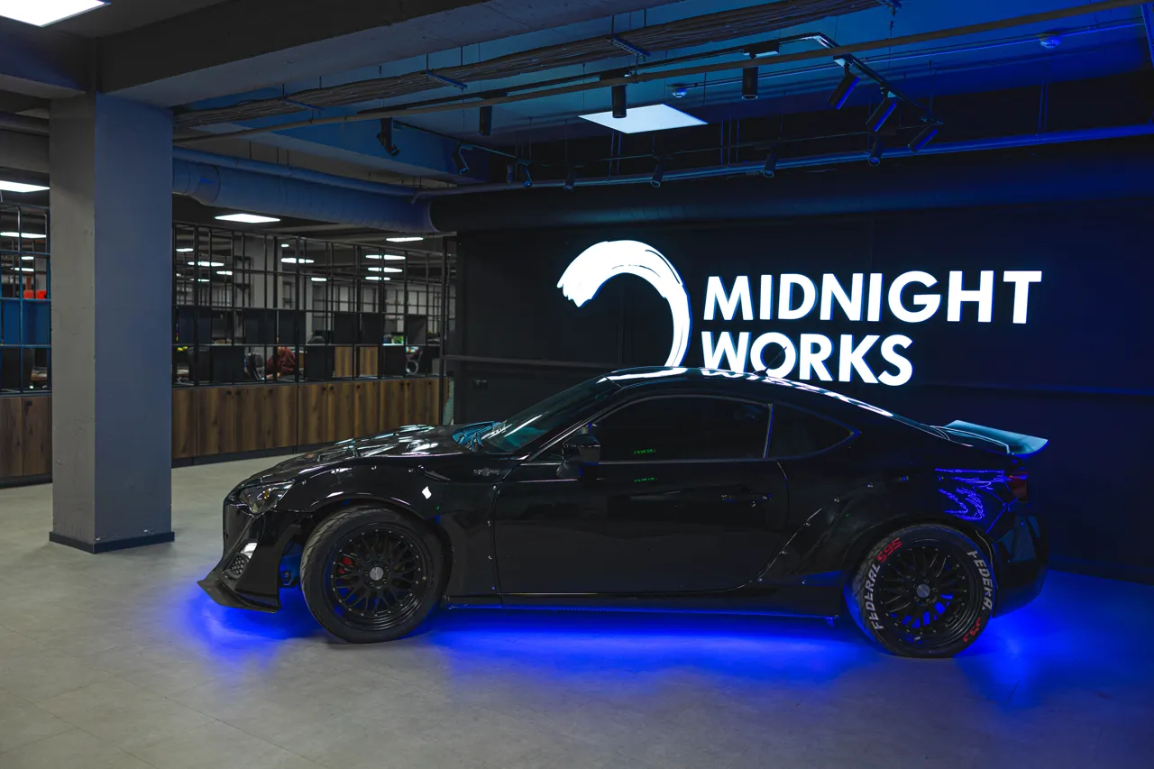 Спортивный дрифт автомобиля прям в офисе Midnight.Works