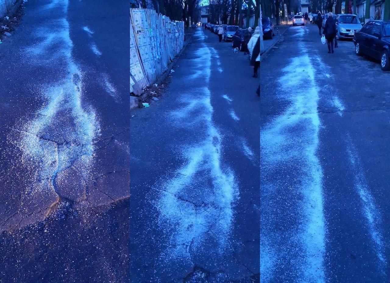 В столице посыпали солью чистые и сухие тротуары