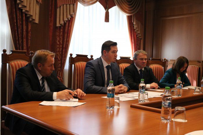 Глава МИДЕИ провел встречу с послами стран Вышеградской группы