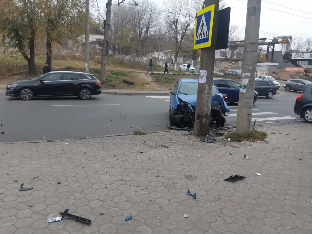 ДТП в Кишинёве: Volkswagen врезался в столб