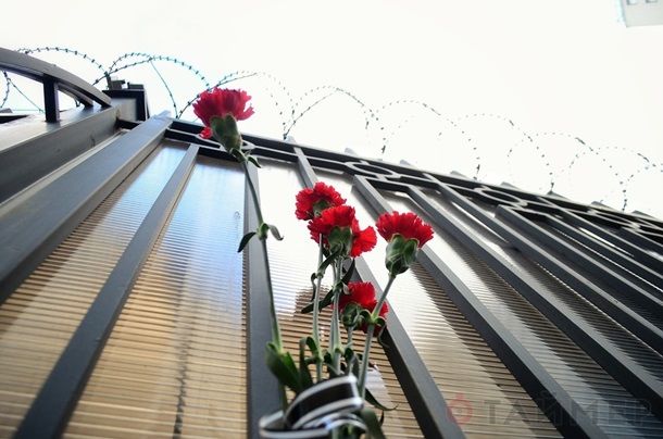 Под консульство РФ в Одессе снова принесли цветы