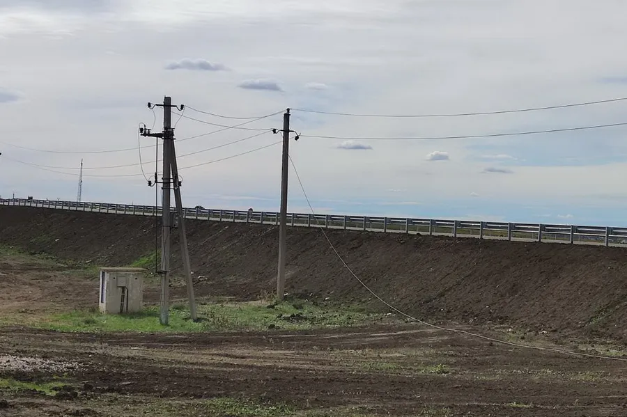 Водитель в Комрате забыл опустить кузов и порвал электропровода