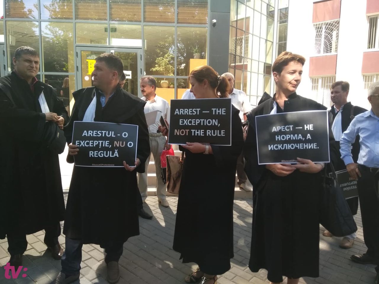Перед Апелляционным судом проходит протест адвокатов против чрезмерного применения арестов