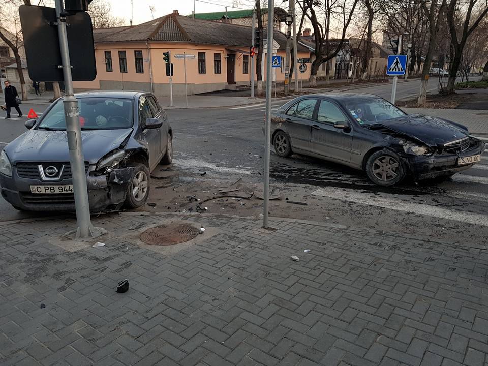 Accident în Capitală cu implicarea a două autoturisme