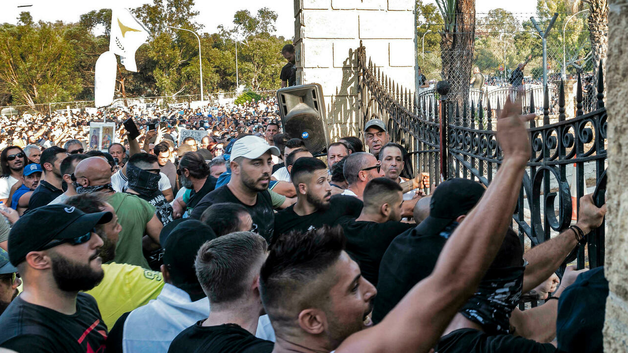 На Кипре противники ковид-паспортов устроили беспорядки и напали на телекомпанию