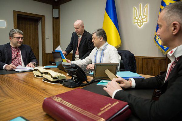 Порошенко пришел на работу в вышиванке