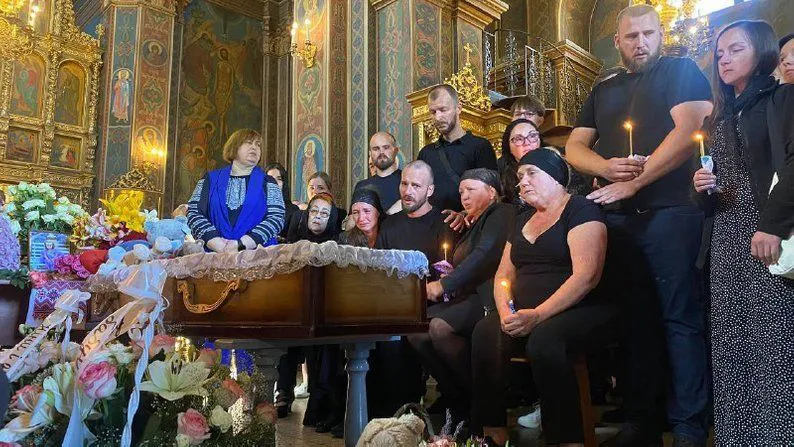 В Виннице прошла церемония прощания с девочкой Лизой, погибшей от ракетного удара