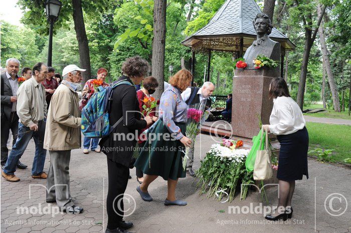 В Кишиневе почтили память поэта Михая Эминеску