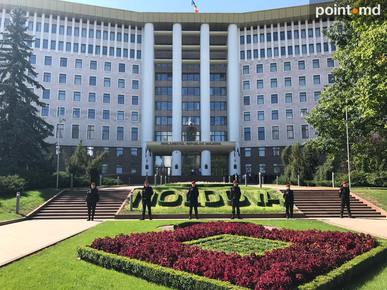 Перед парламентом протестуют оппозиционные партии
