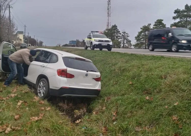 Un pensionar a ajuns cu BMW-ul într-un șanț la Sângerei